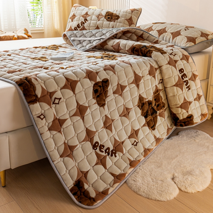 91家纺网 家纺一手货源 找家纺 卡伦家纺 2025新款A类牛奶绒夹棉加厚床垫单人双人床垫保护垫 熊熊世界