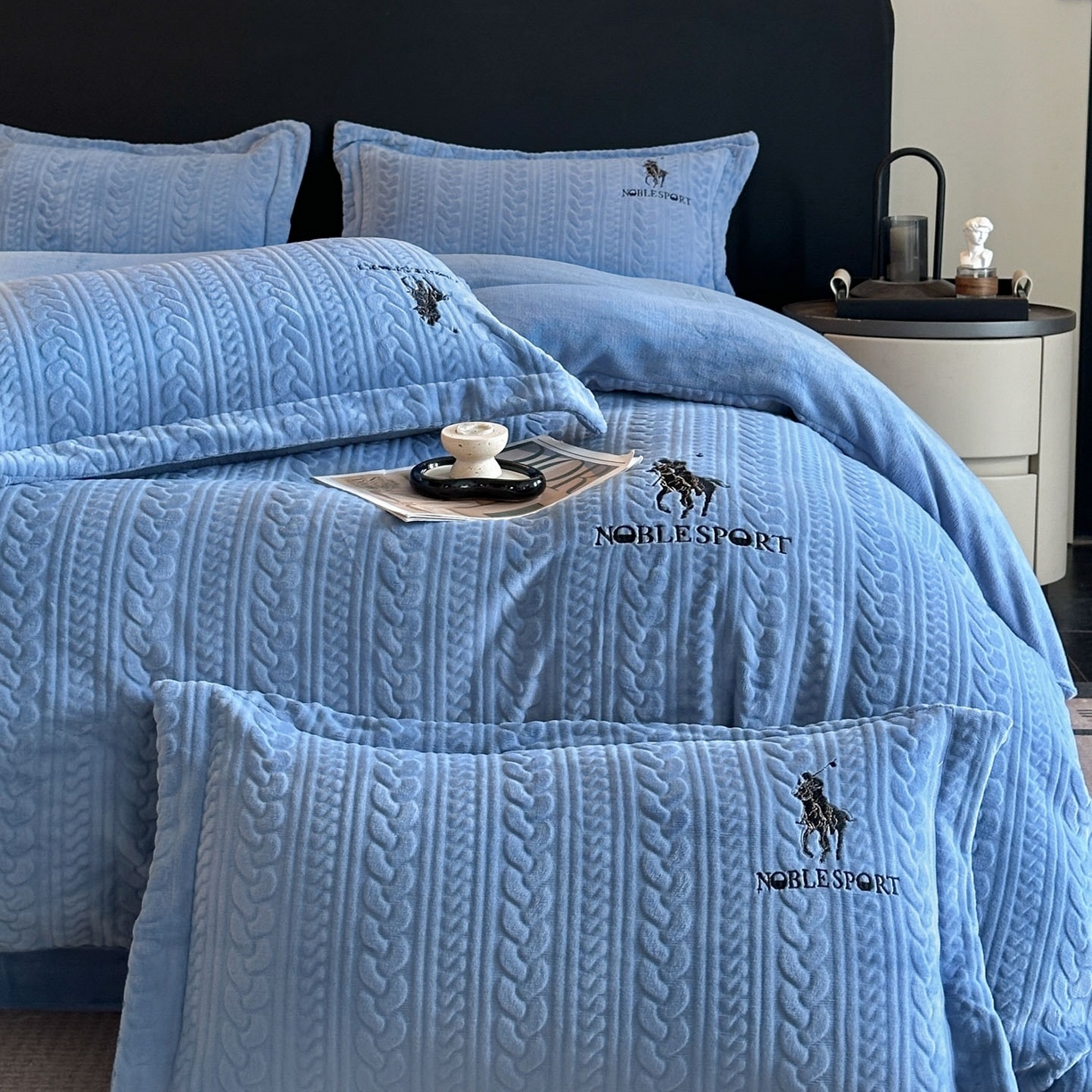 91家纺网 家纺一手货源 找家纺 爱家（原缔乐家纺） 2025新款A类牛奶雕花绒四件套 保罗-黑天鹅系列 保罗-宾利兰