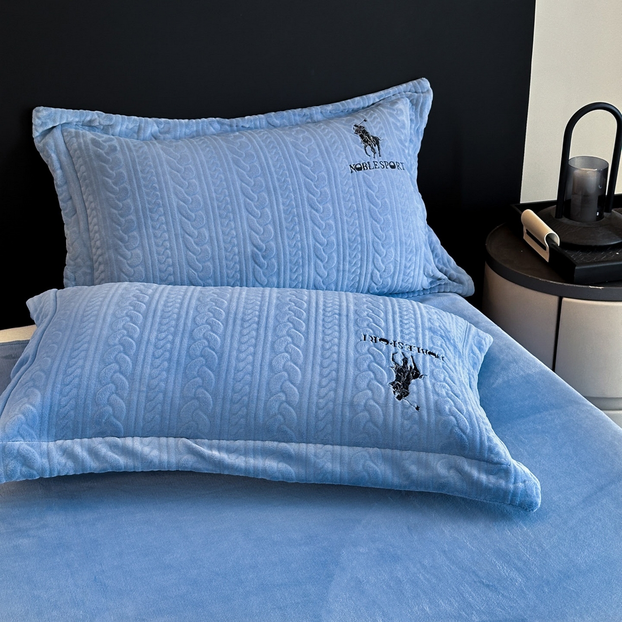 91家纺网 家纺一手货源 找家纺 爱家（原缔乐家纺） 2025新款A类牛奶雕花绒四件套 保罗-黑天鹅系列 保罗-宾利兰