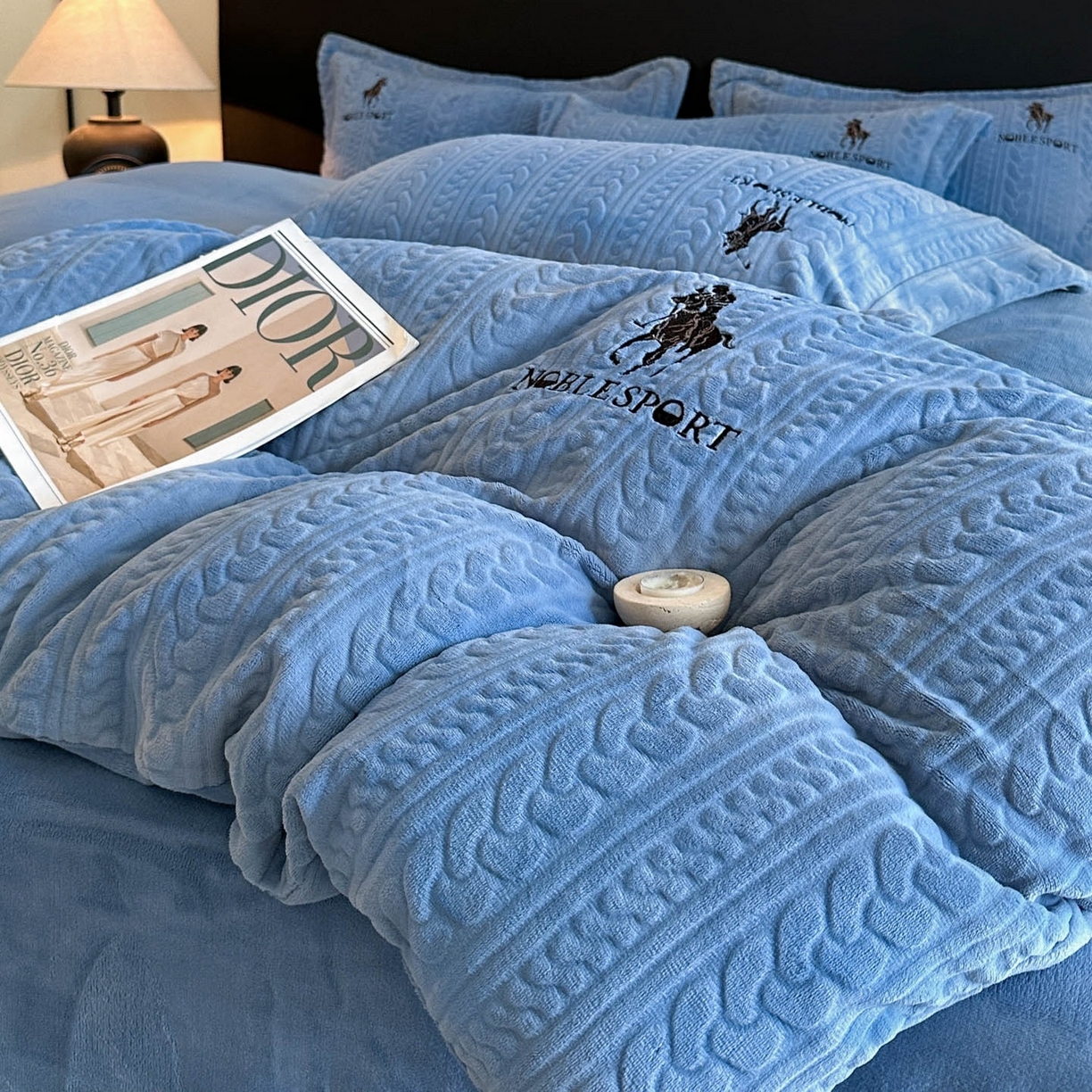 91家纺网 家纺一手货源 找家纺 爱家（原缔乐家纺） 2025新款A类牛奶雕花绒四件套 保罗-黑天鹅系列 保罗-宾利兰