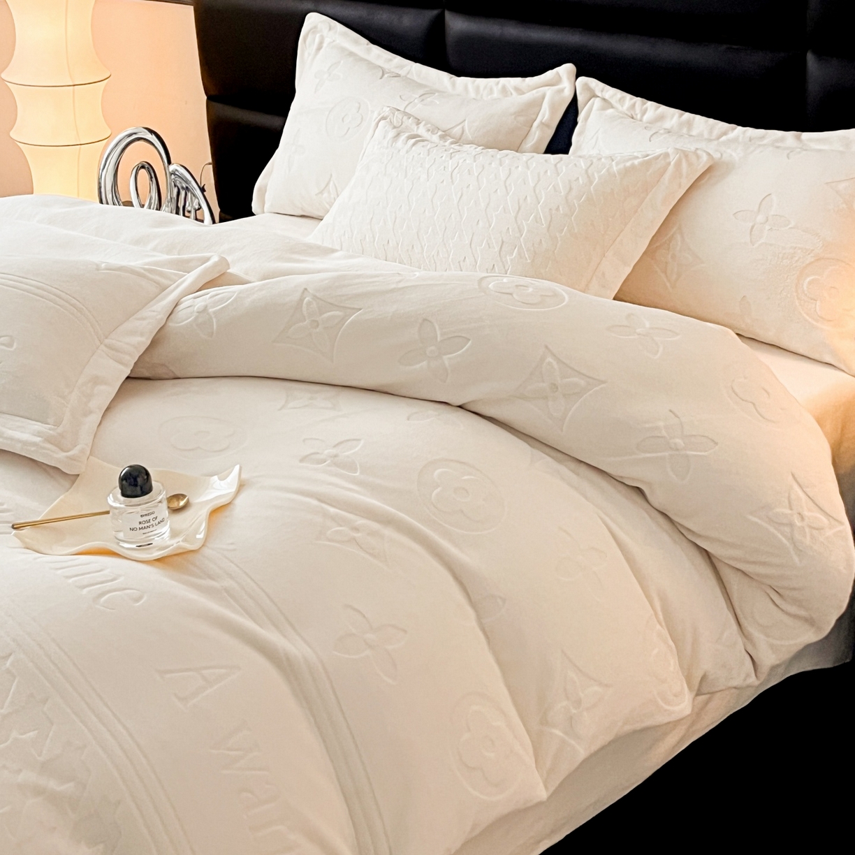 91家纺网 家纺一手货源 找家纺 爱家（原缔乐家纺） 2025新款A类牛奶雕花绒四件套 浪漫主义系列 浪漫主义-奶昔白