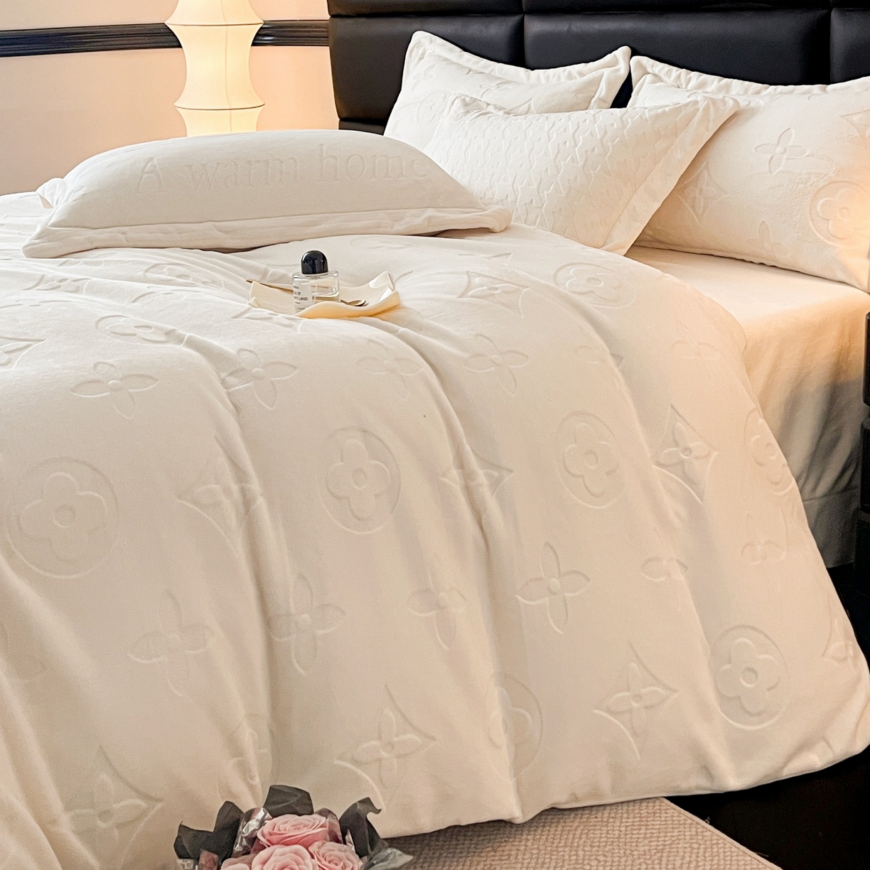 91家纺网 家纺一手货源 找家纺 爱家（原缔乐家纺） 2025新款A类牛奶雕花绒四件套 浪漫主义系列 浪漫主义-奶昔白