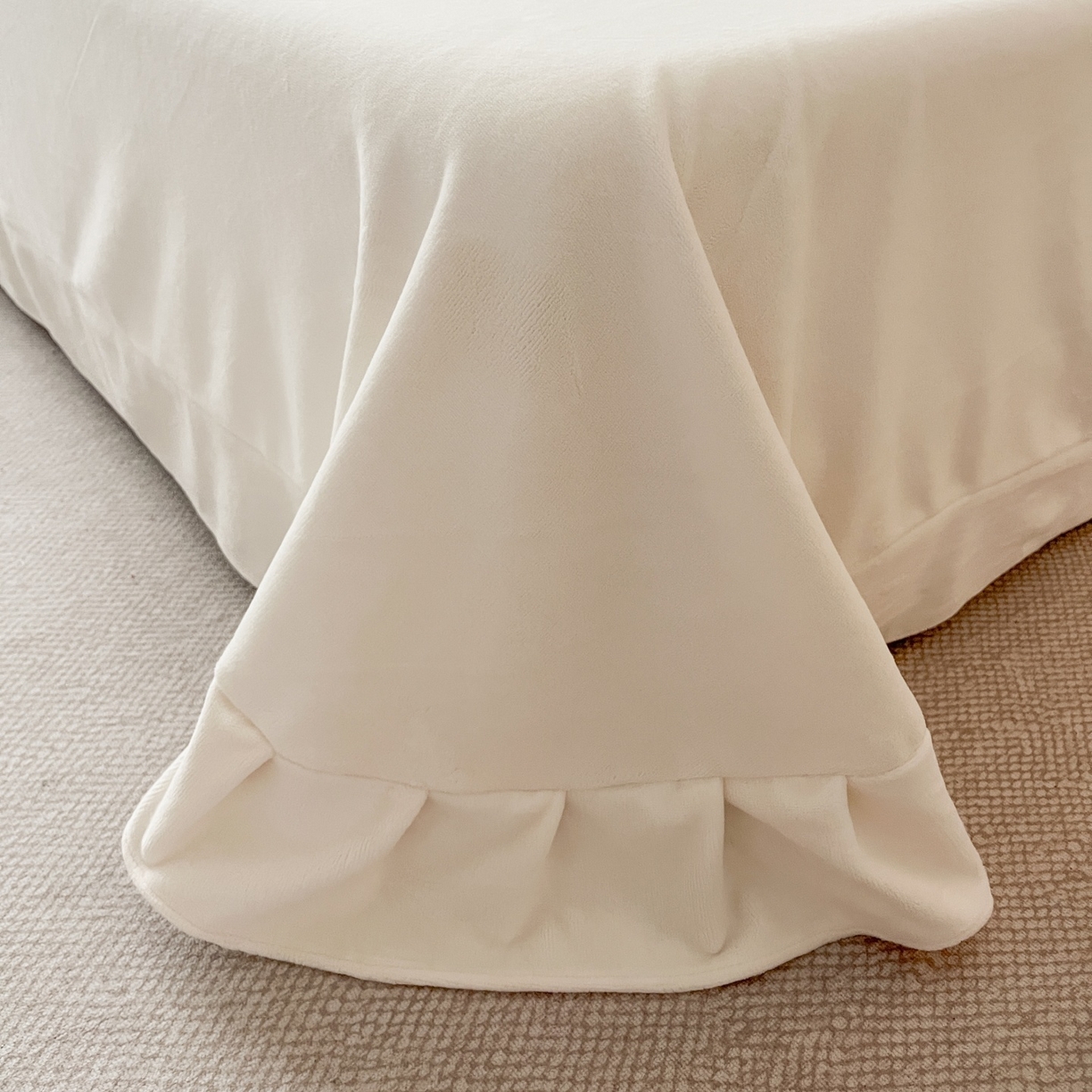 91家纺网 家纺一手货源 找家纺 爱家（原缔乐家纺） 2025新款A类牛奶雕花绒四件套 浪漫主义系列 浪漫主义-奶昔白