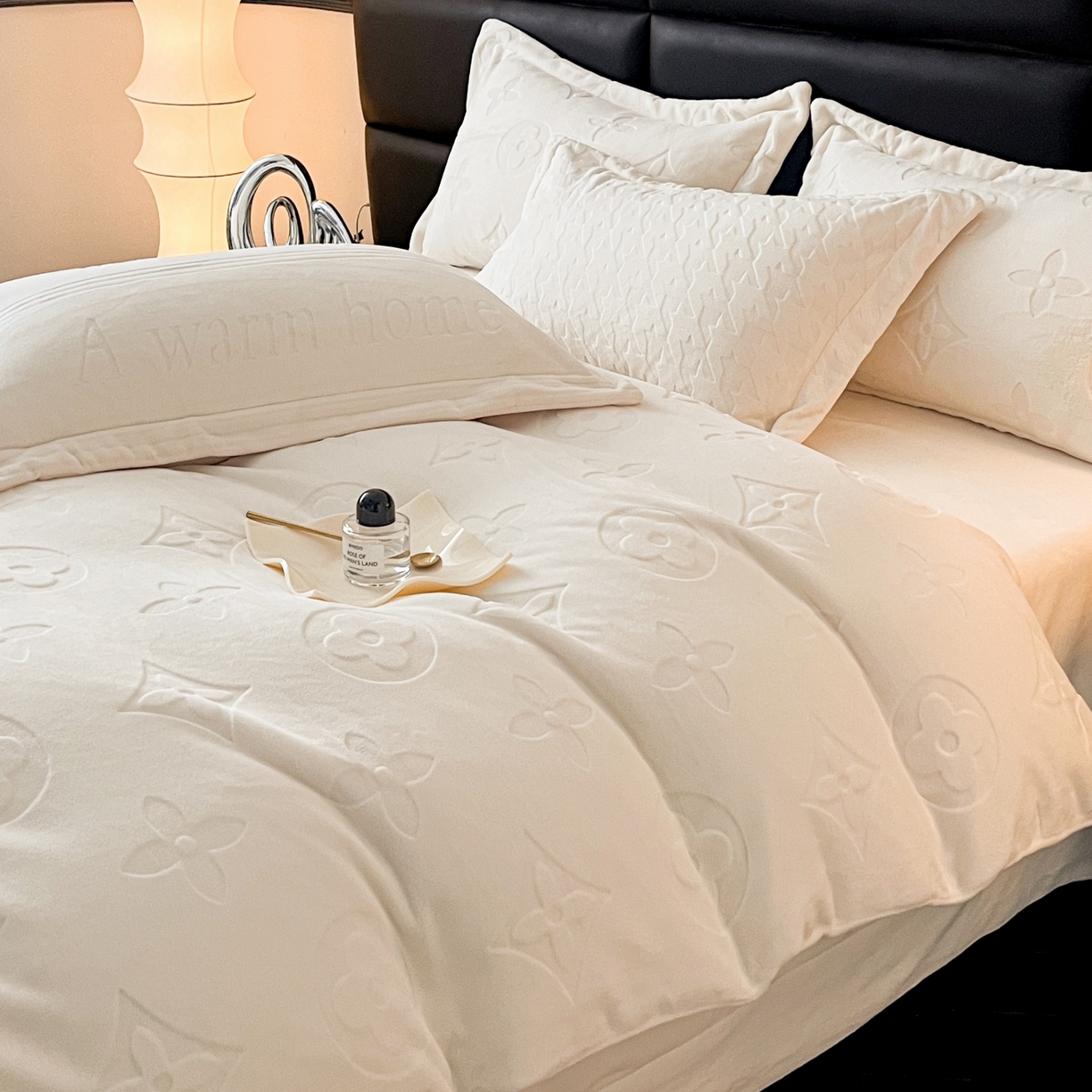 91家纺网 家纺一手货源 找家纺 爱家（原缔乐家纺） 2025新款A类牛奶雕花绒四件套 浪漫主义系列 浪漫主义-奶昔白