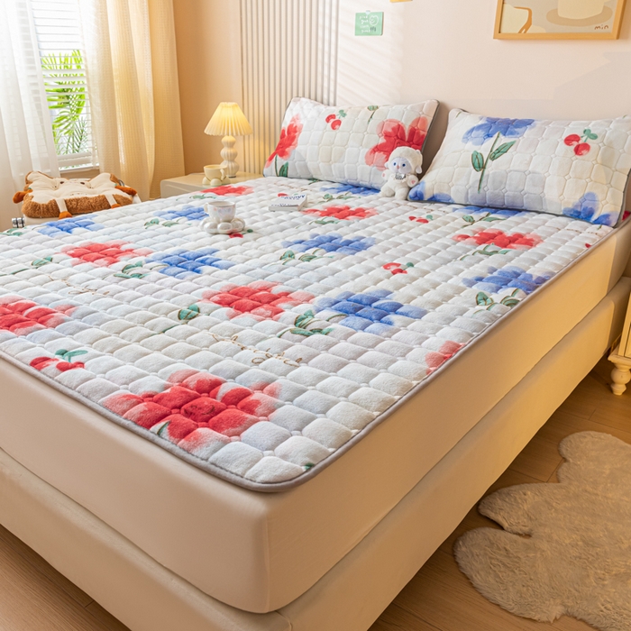 91家纺网 家纺一手货源 找家纺 卡伦家纺 2025新款A类牛奶绒夹棉加厚床垫单人双人床垫保护垫 樱桃花语