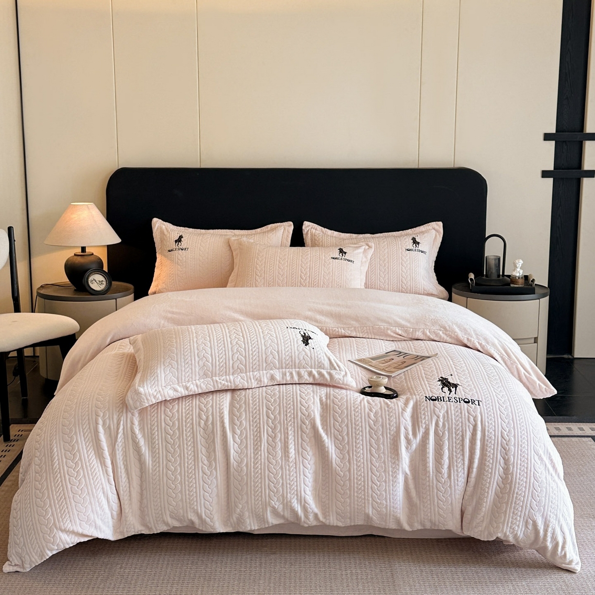 91家纺网 家纺一手货源 找家纺 爱家（原缔乐家纺） 2025新款A类牛奶雕花绒四件套 保罗-黑天鹅系列 保罗-公主玉