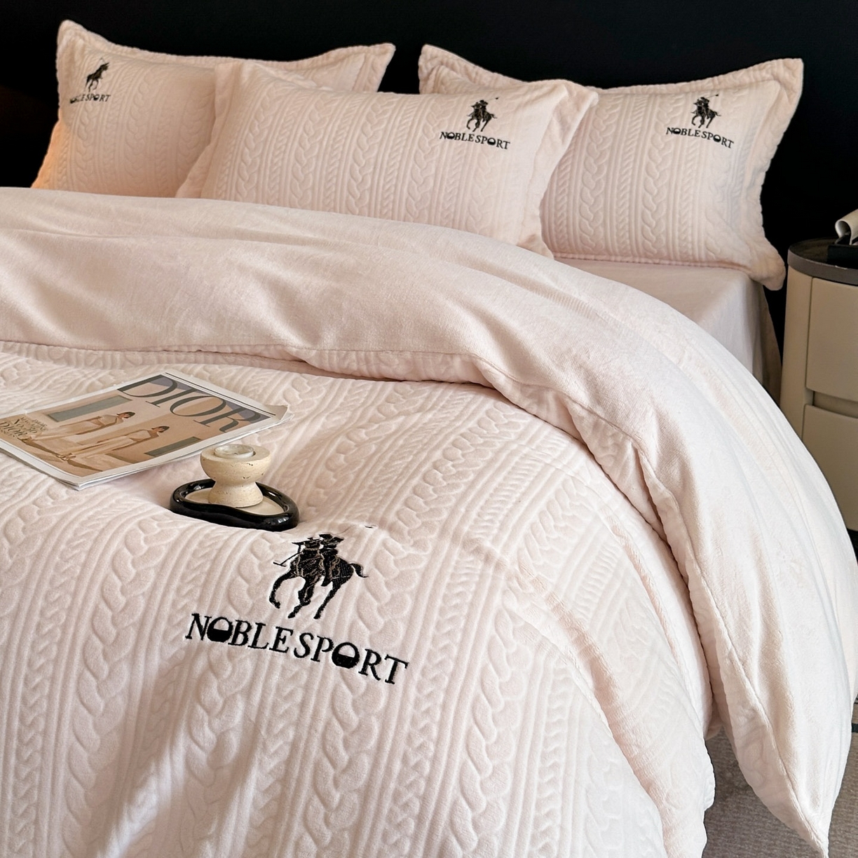 91家纺网 家纺一手货源 找家纺 爱家（原缔乐家纺） 2025新款A类牛奶雕花绒四件套 保罗-黑天鹅系列 保罗-公主玉