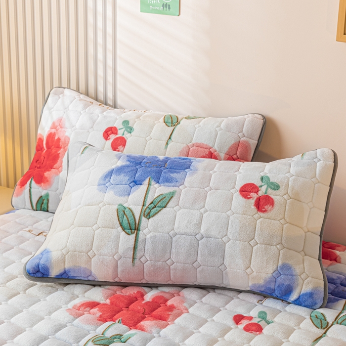 91家纺网 家纺一手货源 找家纺 卡伦家纺 2025新款A类牛奶绒夹棉加厚床垫单人双人床垫保护垫 樱桃花语