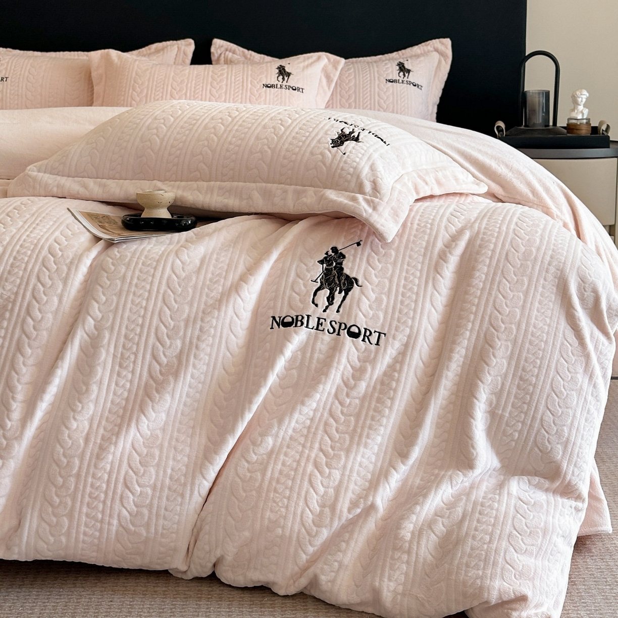 91家纺网 家纺一手货源 找家纺 爱家（原缔乐家纺） 2025新款A类牛奶雕花绒四件套 保罗-黑天鹅系列 保罗-公主玉