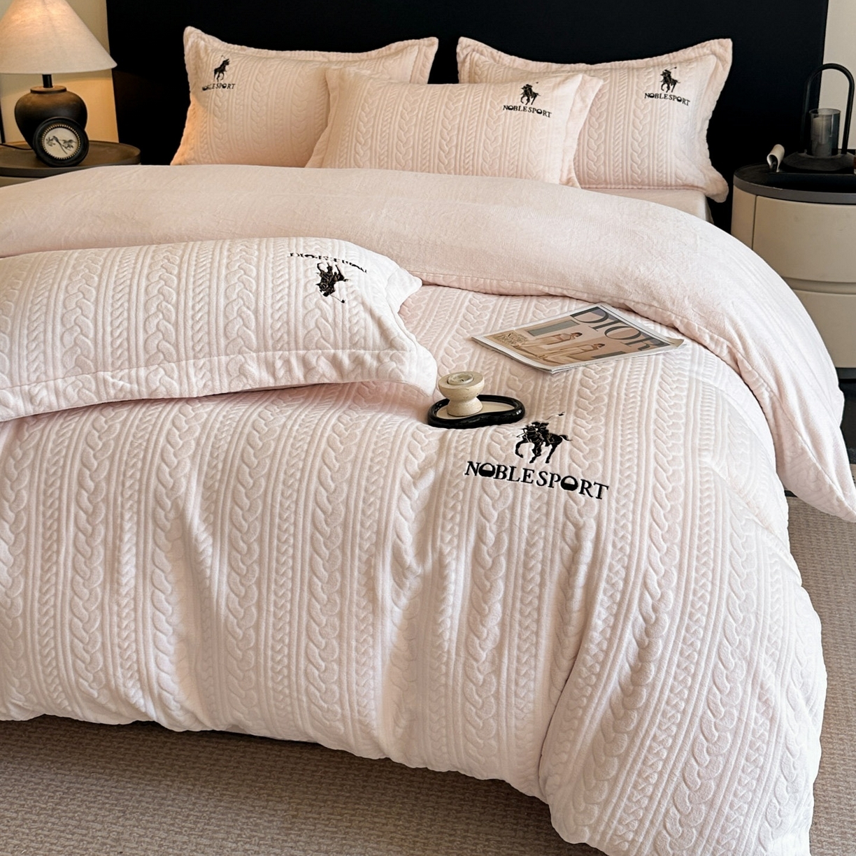 91家纺网 家纺一手货源 找家纺 爱家（原缔乐家纺） 2025新款A类牛奶雕花绒四件套 保罗-黑天鹅系列 保罗-公主玉