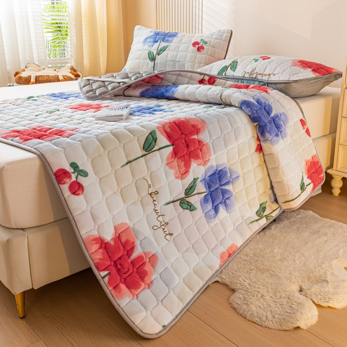 91家纺网 家纺一手货源 找家纺 卡伦家纺 2025新款A类牛奶绒夹棉加厚床垫单人双人床垫保护垫 樱桃花语