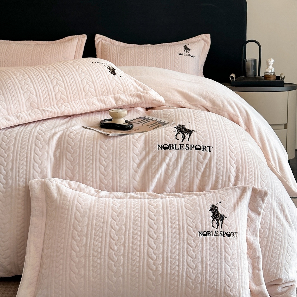 91家纺网 家纺一手货源 找家纺 爱家（原缔乐家纺） 2025新款A类牛奶雕花绒四件套 保罗-黑天鹅系列 保罗-公主玉