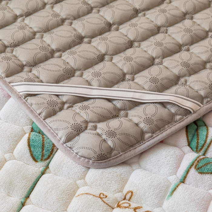 91家纺网 家纺一手货源 找家纺 卡伦家纺 2025新款A类牛奶绒夹棉加厚床垫单人双人床垫保护垫 樱桃花语