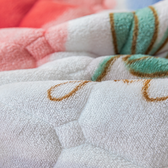 91家纺网 家纺一手货源 找家纺 卡伦家纺 2025新款A类牛奶绒夹棉加厚床垫单人双人床垫保护垫 樱桃花语