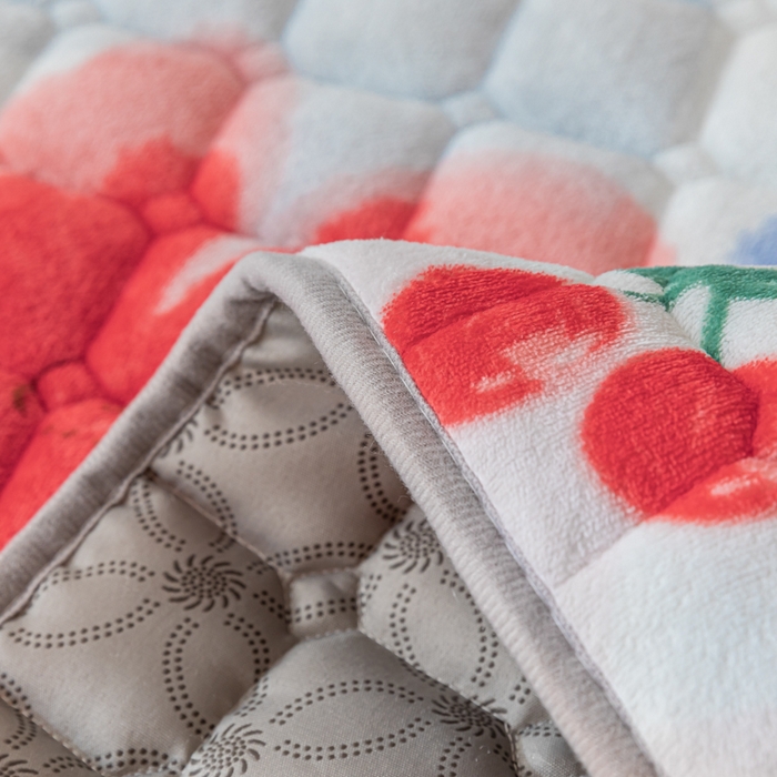 91家纺网 家纺一手货源 找家纺 卡伦家纺 2025新款A类牛奶绒夹棉加厚床垫单人双人床垫保护垫 樱桃花语