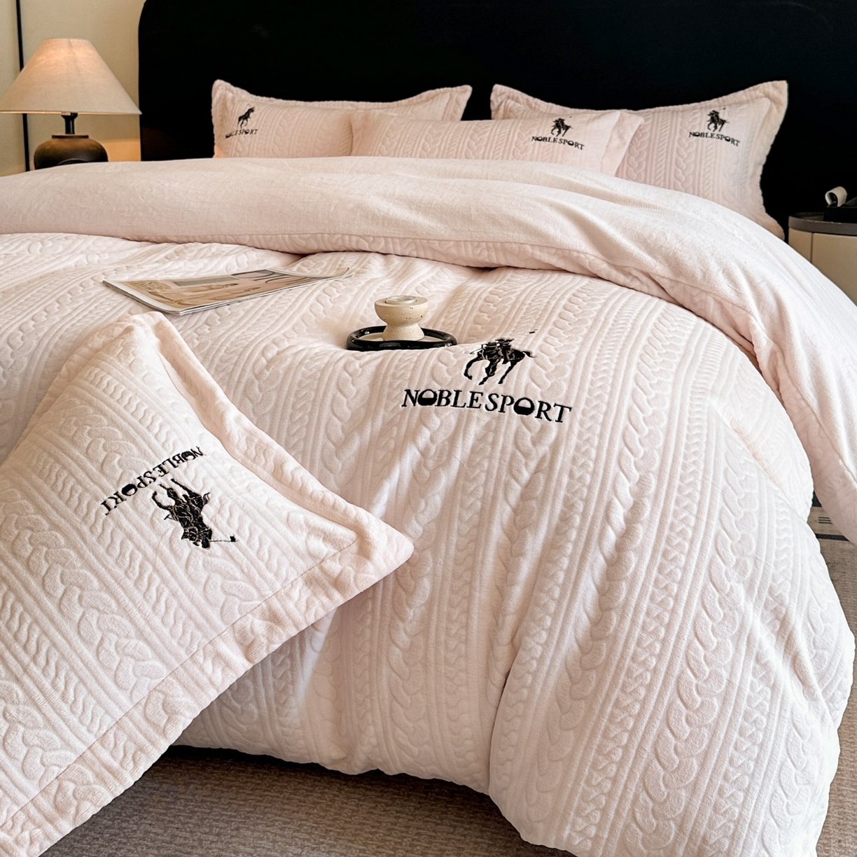 91家纺网 家纺一手货源 找家纺 爱家（原缔乐家纺） 2025新款A类牛奶雕花绒四件套 保罗-黑天鹅系列 保罗-公主玉