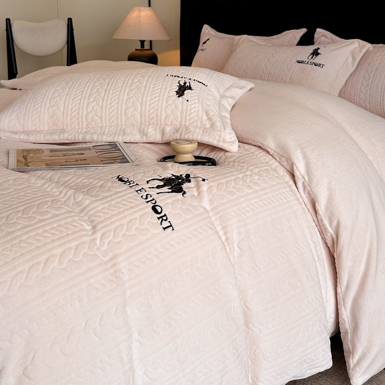 91家纺网 家纺一手货源 找家纺 爱家（原缔乐家纺） 2025新款A类牛奶雕花绒四件套 保罗-黑天鹅系列 保罗-公主玉