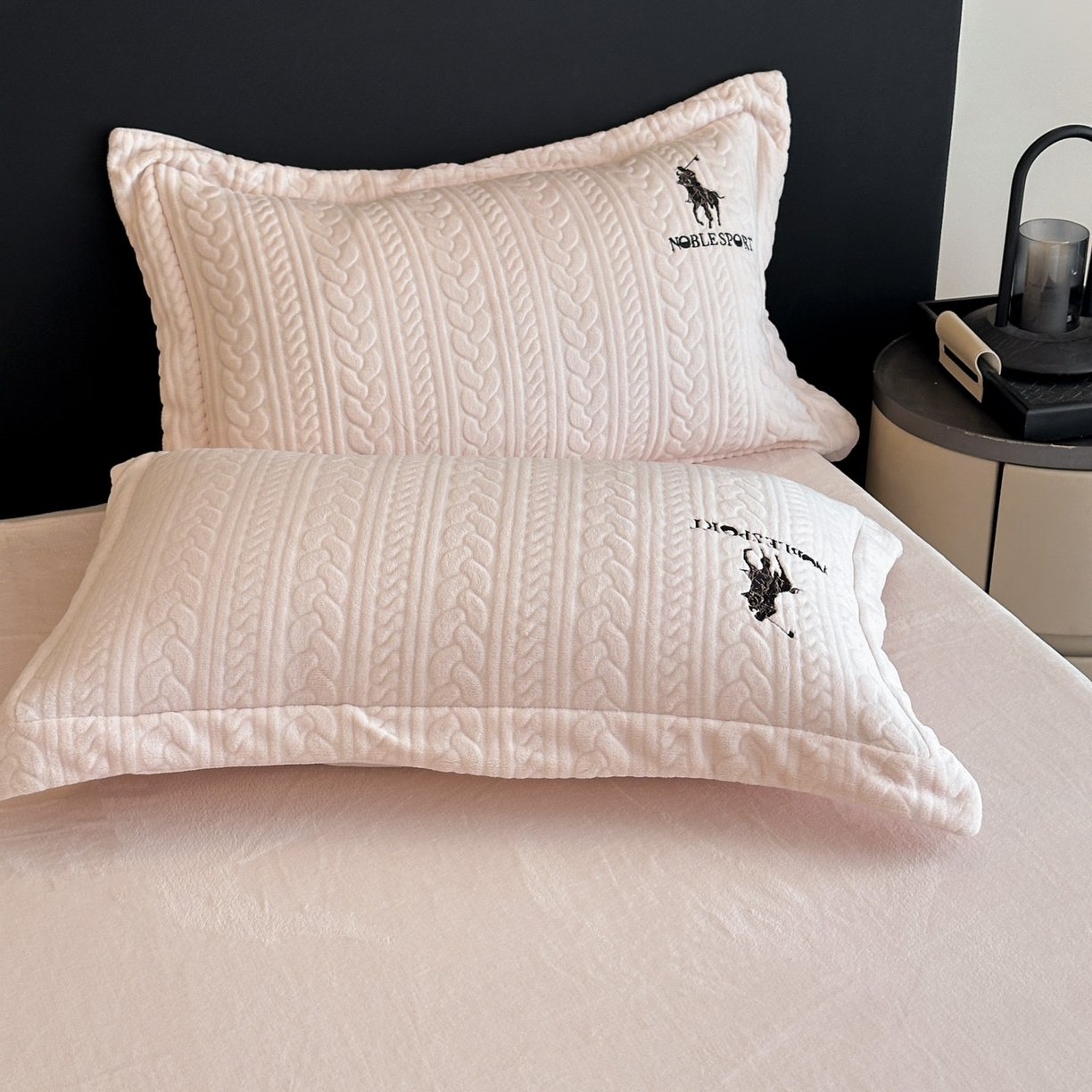 91家纺网 家纺一手货源 找家纺 爱家（原缔乐家纺） 2025新款A类牛奶雕花绒四件套 保罗-黑天鹅系列 保罗-公主玉