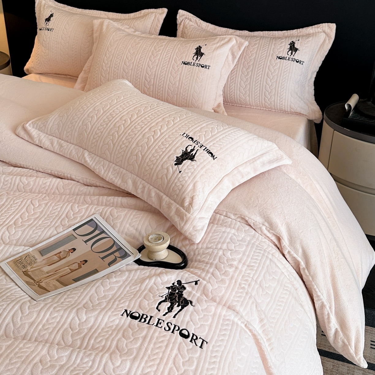 91家纺网 家纺一手货源 找家纺 爱家（原缔乐家纺） 2025新款A类牛奶雕花绒四件套 保罗-黑天鹅系列 保罗-公主玉