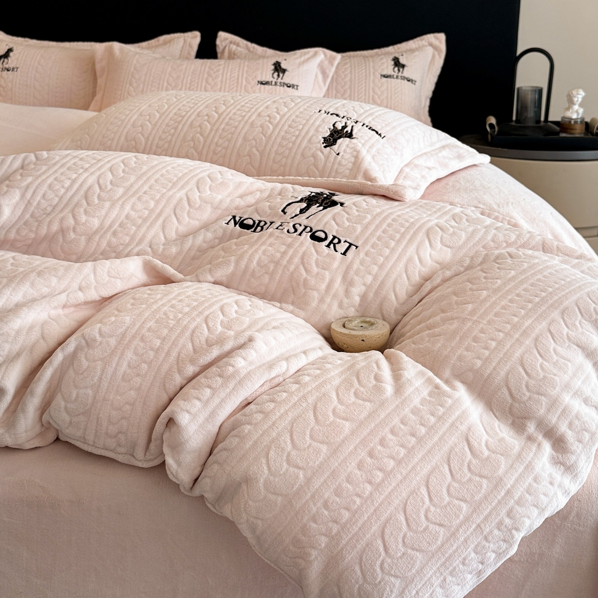 91家纺网 家纺一手货源 找家纺 爱家（原缔乐家纺） 2025新款A类牛奶雕花绒四件套 保罗-黑天鹅系列 保罗-公主玉