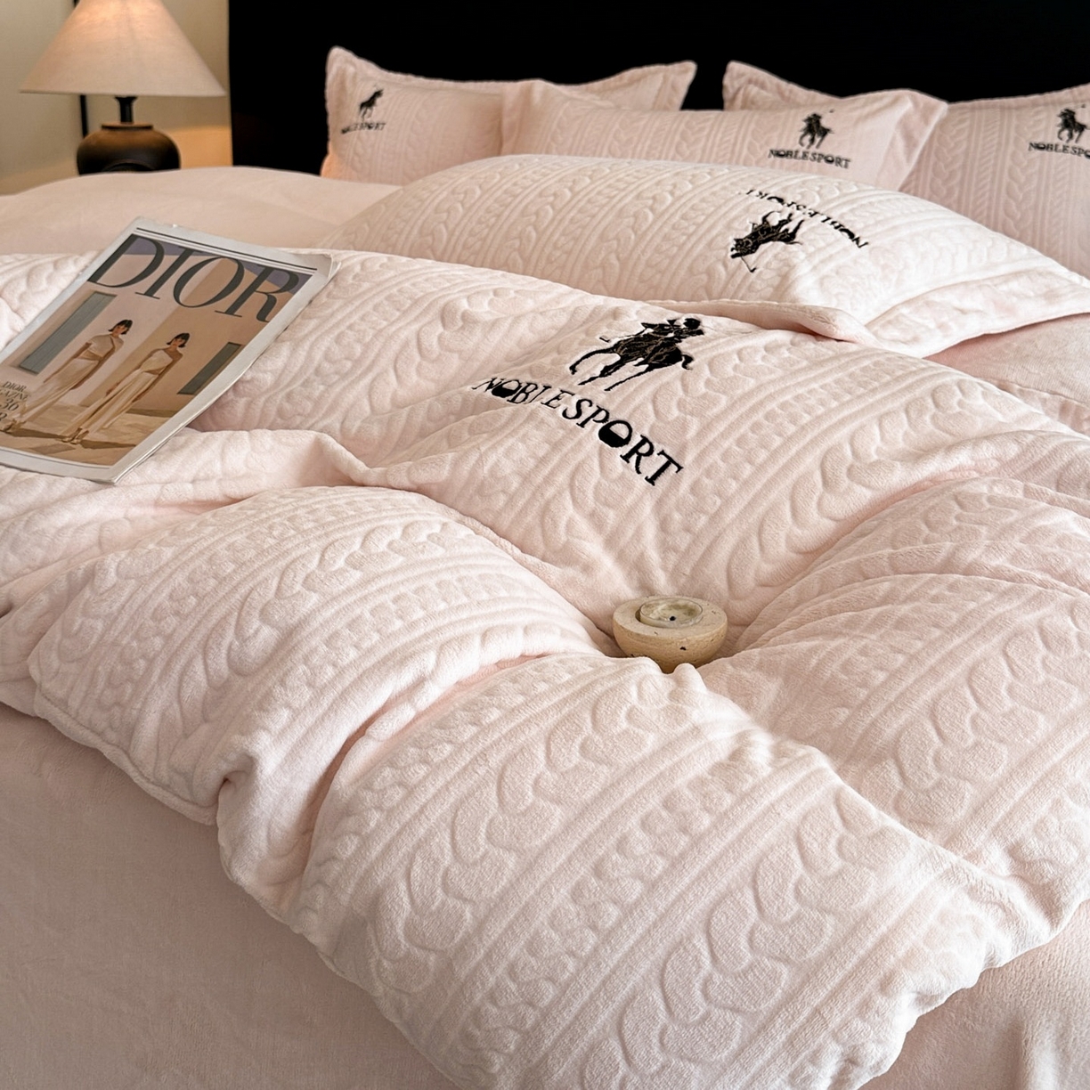 91家纺网 家纺一手货源 找家纺 爱家（原缔乐家纺） 2025新款A类牛奶雕花绒四件套 保罗-黑天鹅系列 保罗-公主玉