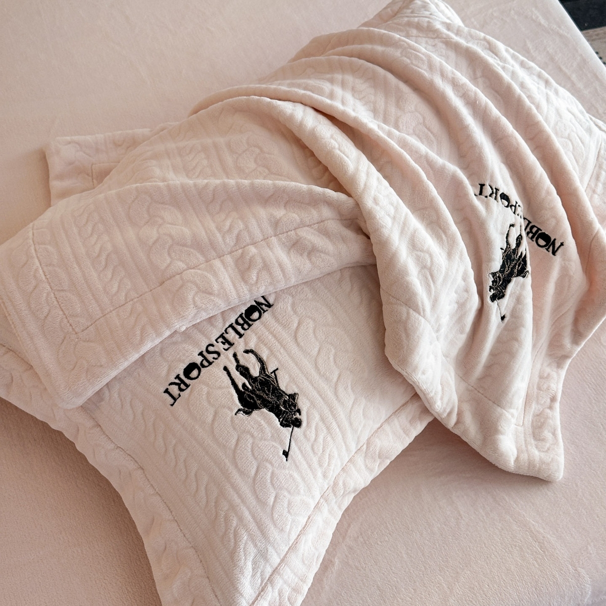 91家纺网 家纺一手货源 找家纺 爱家（原缔乐家纺） 2025新款A类牛奶雕花绒四件套 保罗-黑天鹅系列 保罗-公主玉