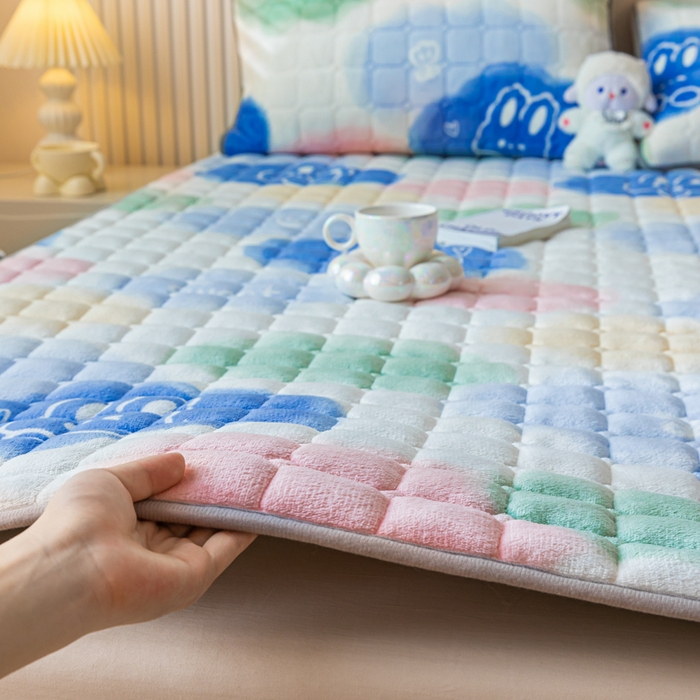 91家纺网 家纺一手货源 找家纺 卡伦家纺 2025新款A类牛奶绒夹棉加厚床垫单人双人床垫保护垫 云端漫步