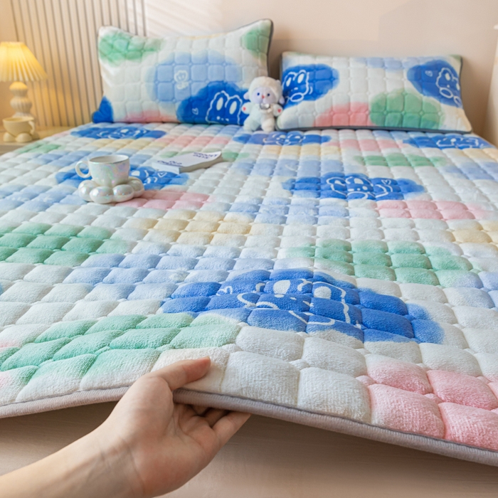 91家纺网 家纺一手货源 找家纺 卡伦家纺 2025新款A类牛奶绒夹棉加厚床垫单人双人床垫保护垫 云端漫步