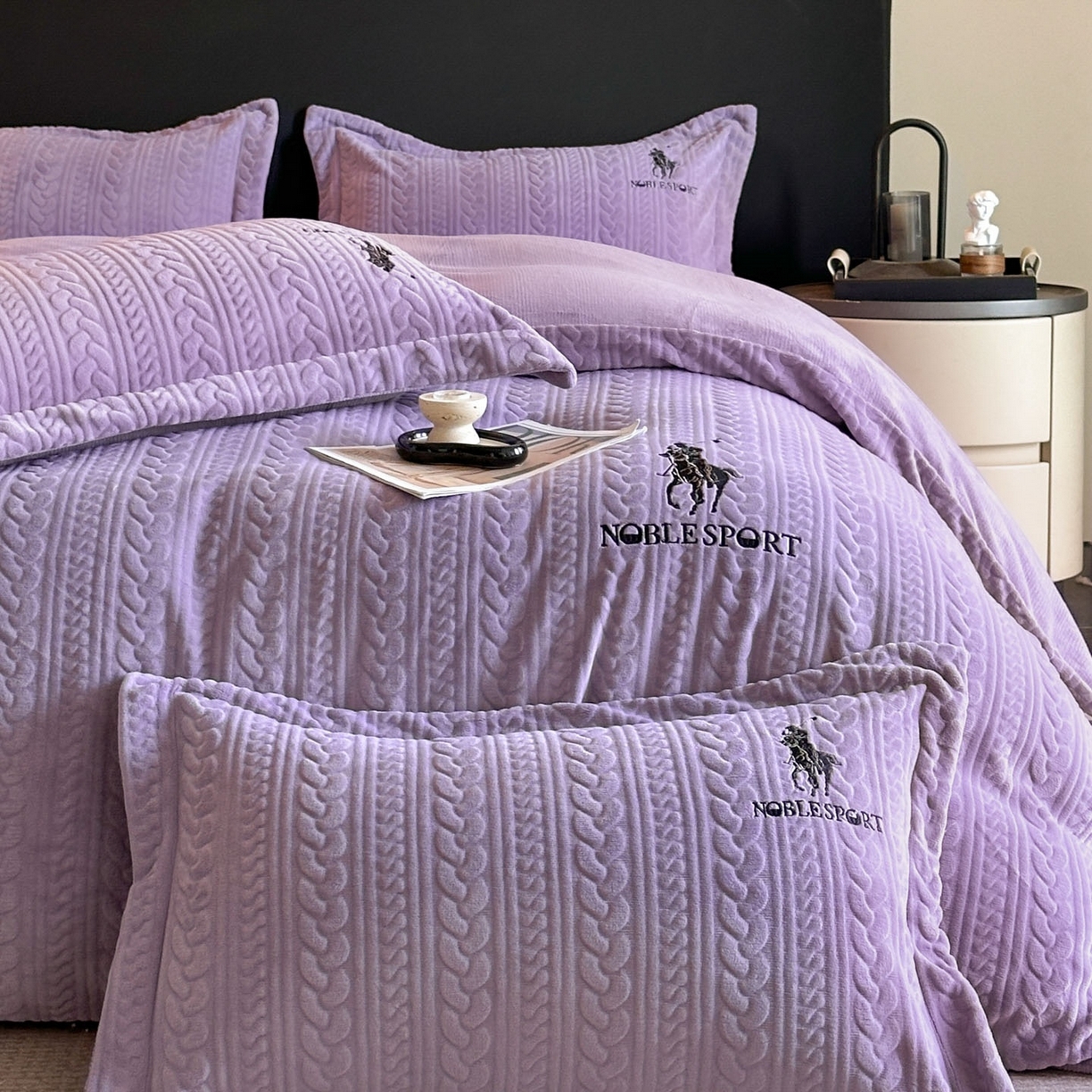 91家纺网 家纺一手货源 找家纺 爱家（原缔乐家纺） 2025新款A类牛奶雕花绒四件套 保罗-黑天鹅系列 保罗-梦幻紫