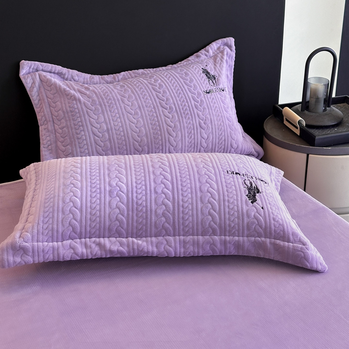 91家纺网 家纺一手货源 找家纺 爱家（原缔乐家纺） 2025新款A类牛奶雕花绒四件套 保罗-黑天鹅系列 保罗-梦幻紫