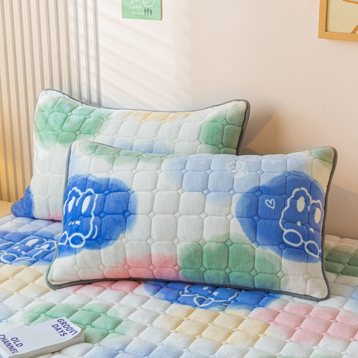 91家纺网 家纺一手货源 找家纺 卡伦家纺 2025新款A类牛奶绒夹棉加厚床垫单人双人床垫保护垫 云端漫步