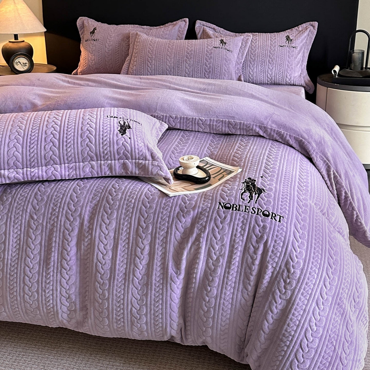 91家纺网 家纺一手货源 找家纺 爱家（原缔乐家纺） 2025新款A类牛奶雕花绒四件套 保罗-黑天鹅系列 保罗-梦幻紫