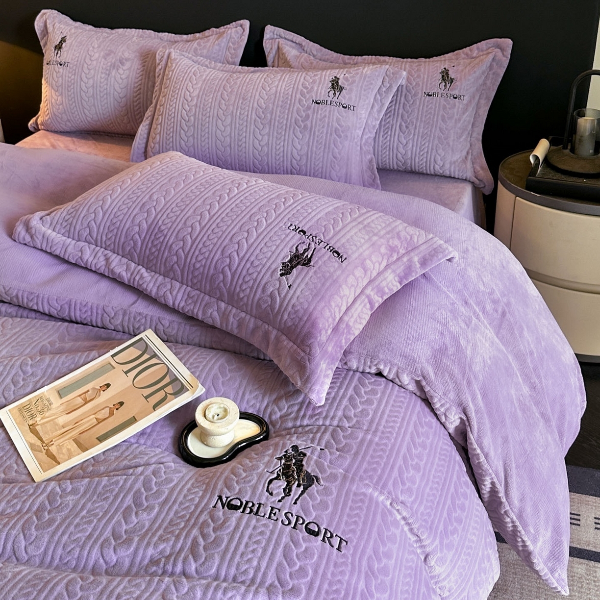 91家纺网 家纺一手货源 找家纺 爱家（原缔乐家纺） 2025新款A类牛奶雕花绒四件套 保罗-黑天鹅系列 保罗-梦幻紫