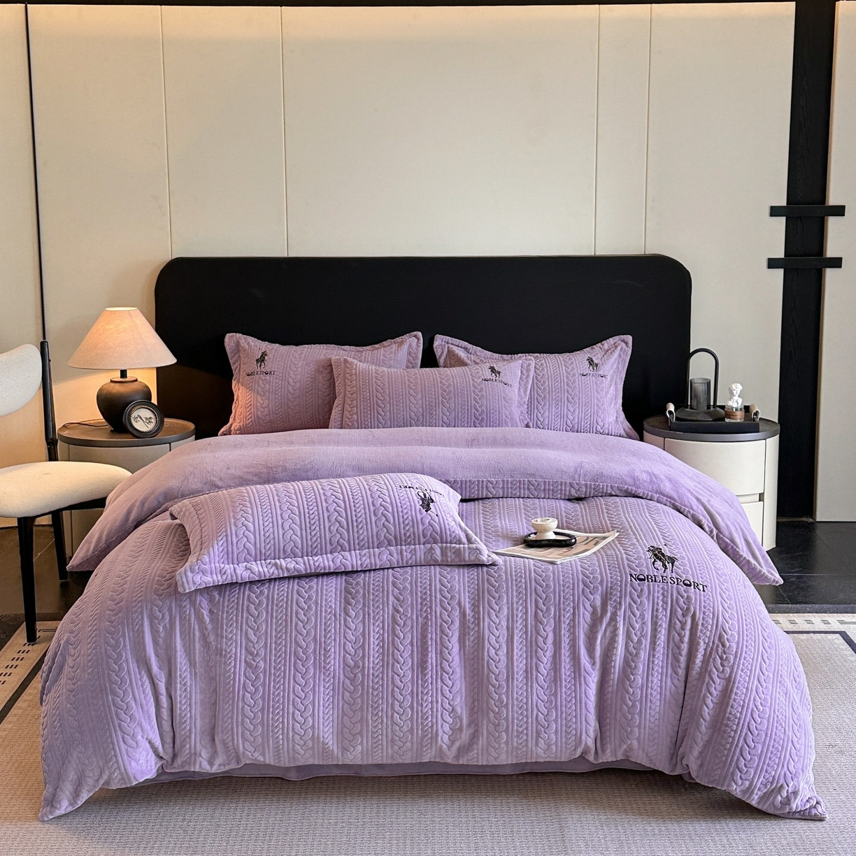 91家纺网 家纺一手货源 找家纺 爱家（原缔乐家纺） 2025新款A类牛奶雕花绒四件套 保罗-黑天鹅系列 保罗-梦幻紫