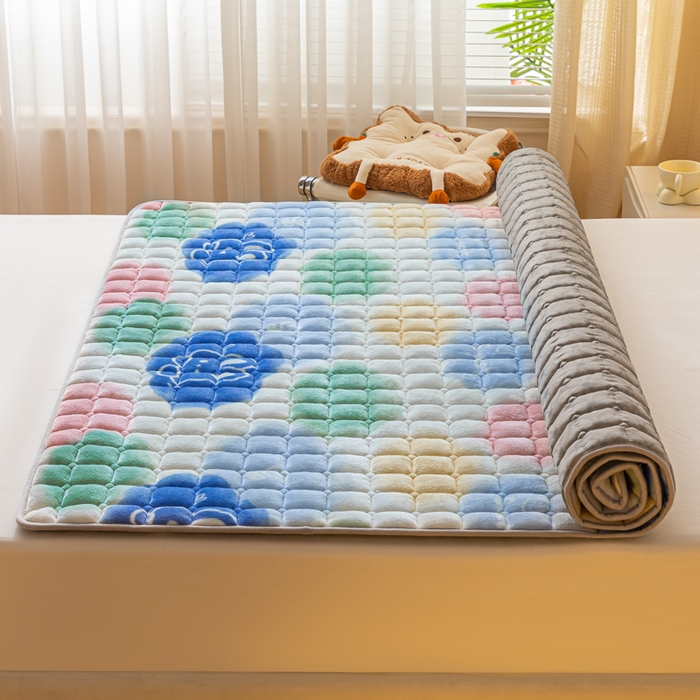 91家纺网 家纺一手货源 找家纺 卡伦家纺 2025新款A类牛奶绒夹棉加厚床垫单人双人床垫保护垫 云端漫步