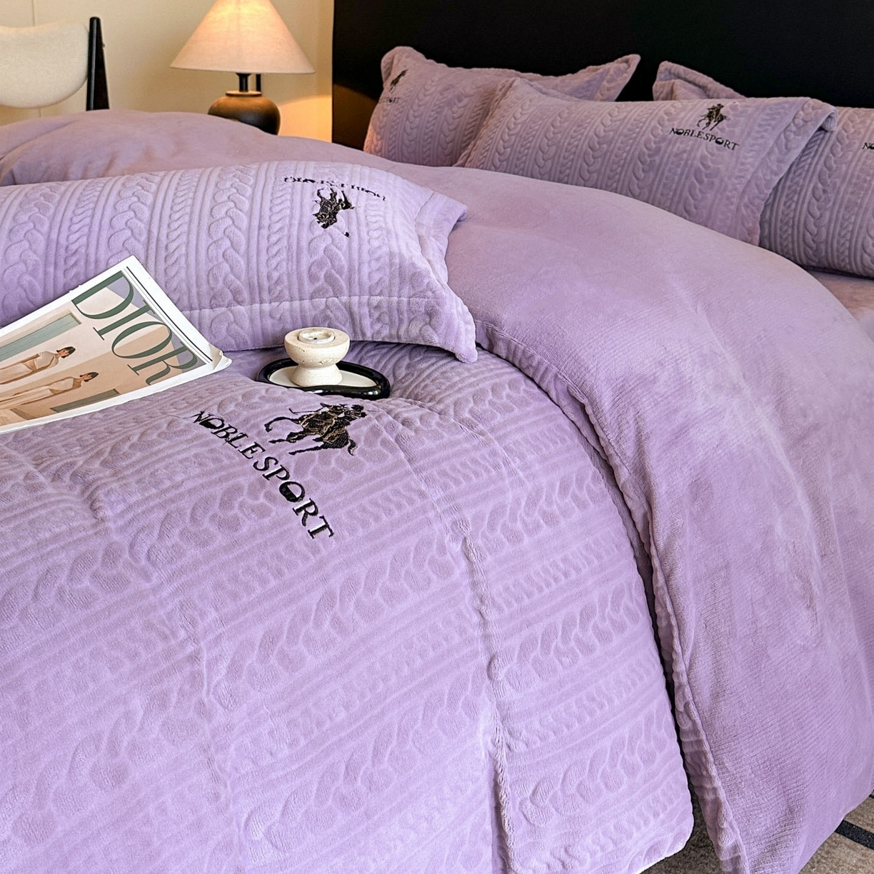 91家纺网 家纺一手货源 找家纺 爱家（原缔乐家纺） 2025新款A类牛奶雕花绒四件套 保罗-黑天鹅系列 保罗-梦幻紫