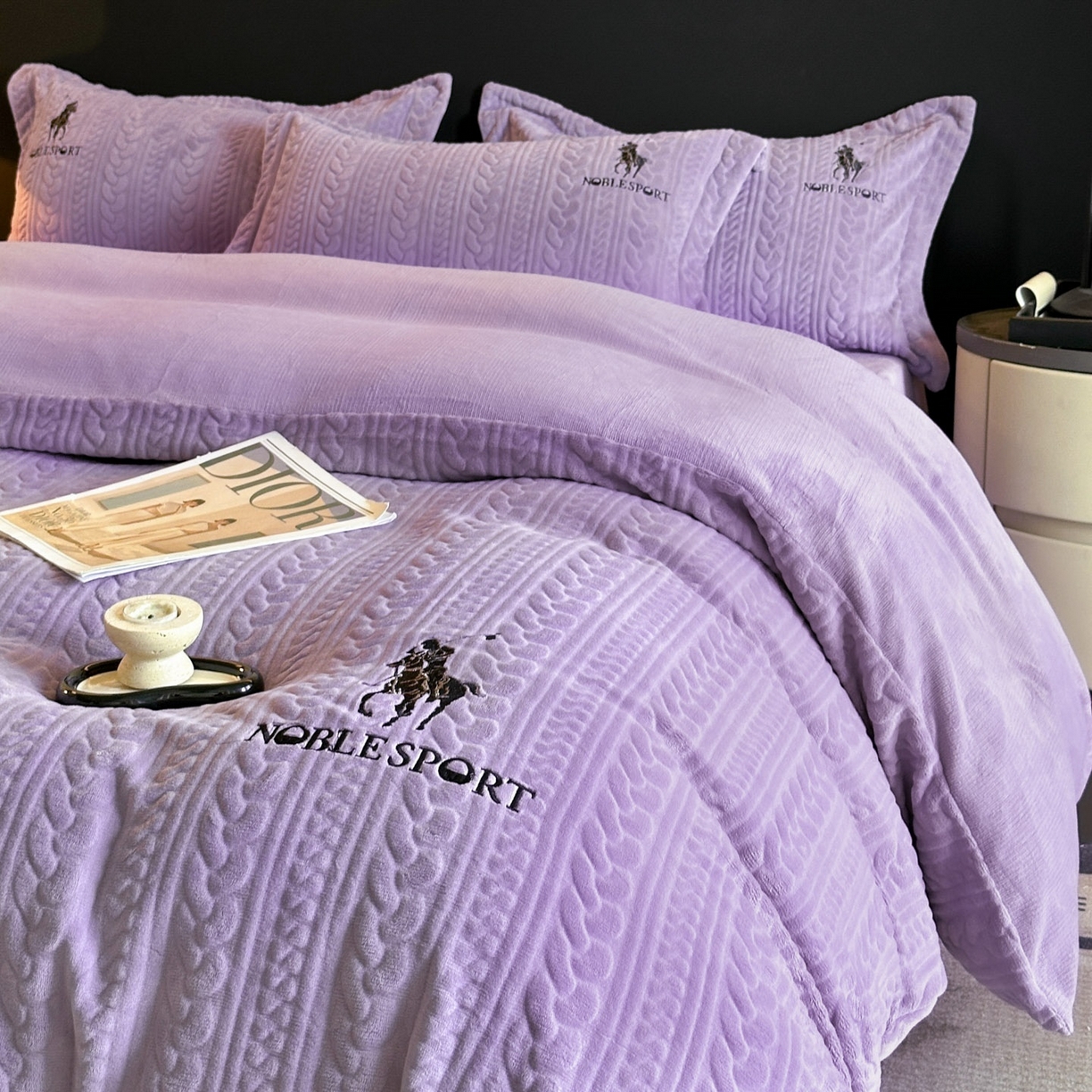 91家纺网 家纺一手货源 找家纺 爱家（原缔乐家纺） 2025新款A类牛奶雕花绒四件套 保罗-黑天鹅系列 保罗-梦幻紫