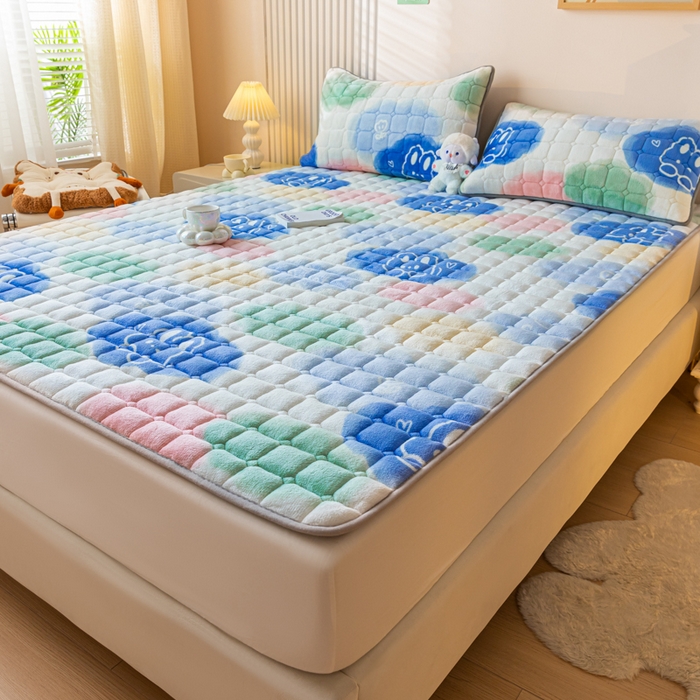 91家纺网 家纺一手货源 找家纺 卡伦家纺 2025新款A类牛奶绒夹棉加厚床垫单人双人床垫保护垫 云端漫步