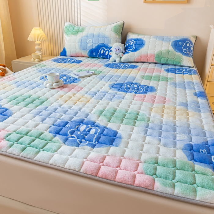 91家纺网 家纺一手货源 找家纺 卡伦家纺 2025新款A类牛奶绒夹棉加厚床垫单人双人床垫保护垫 云端漫步