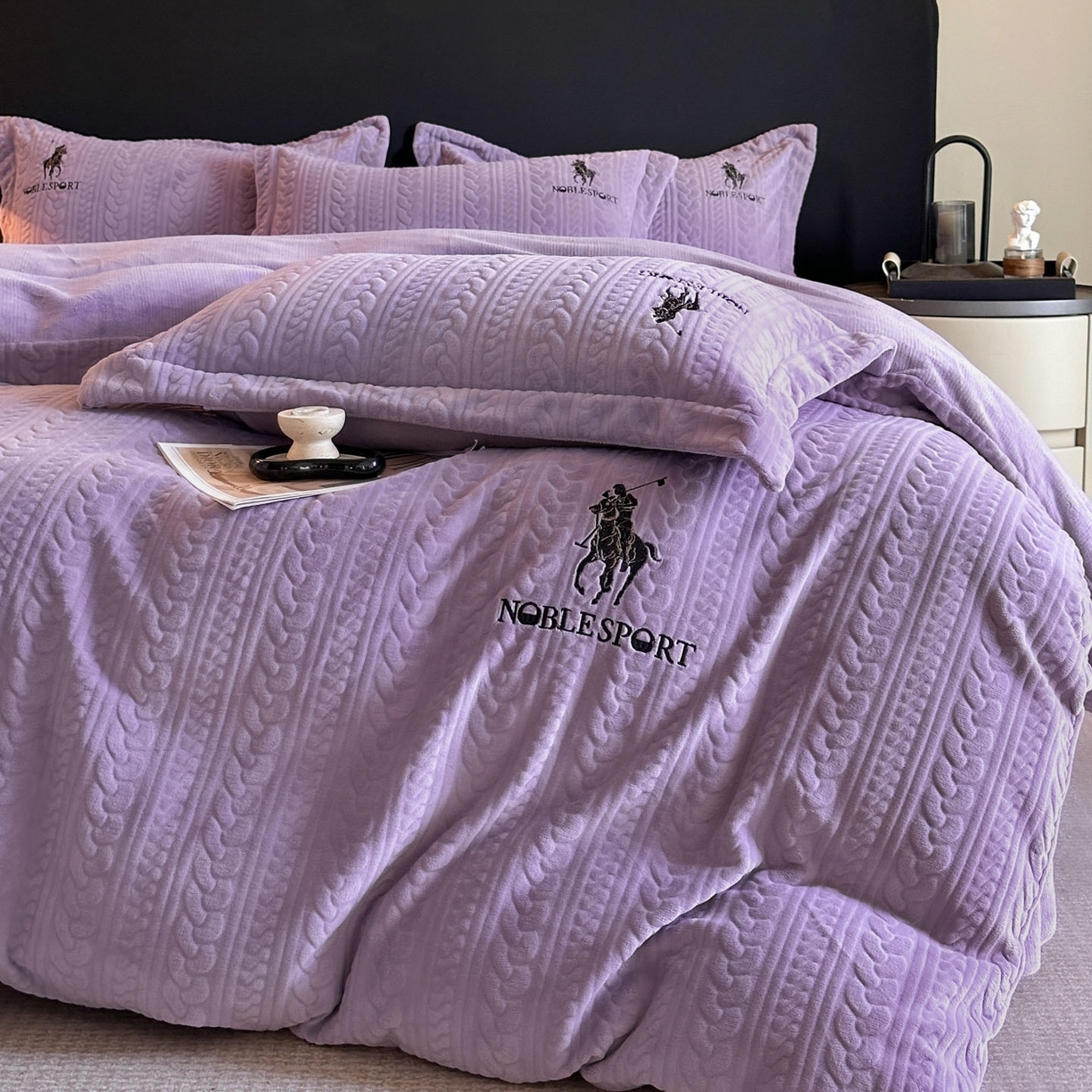 91家纺网 家纺一手货源 找家纺 爱家（原缔乐家纺） 2025新款A类牛奶雕花绒四件套 保罗-黑天鹅系列 保罗-梦幻紫