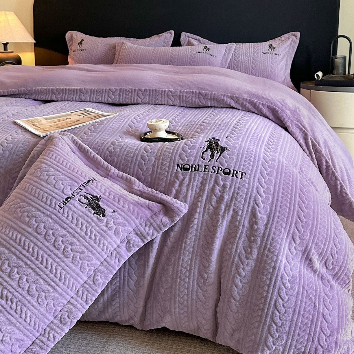 91家纺网 家纺一手货源 找家纺 爱家（原缔乐家纺） 2025新款A类牛奶雕花绒四件套 保罗-黑天鹅系列 保罗-梦幻紫