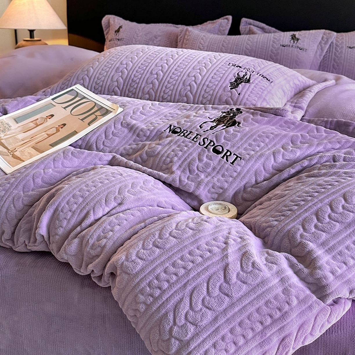 91家纺网 家纺一手货源 找家纺 爱家（原缔乐家纺） 2025新款A类牛奶雕花绒四件套 保罗-黑天鹅系列 保罗-梦幻紫