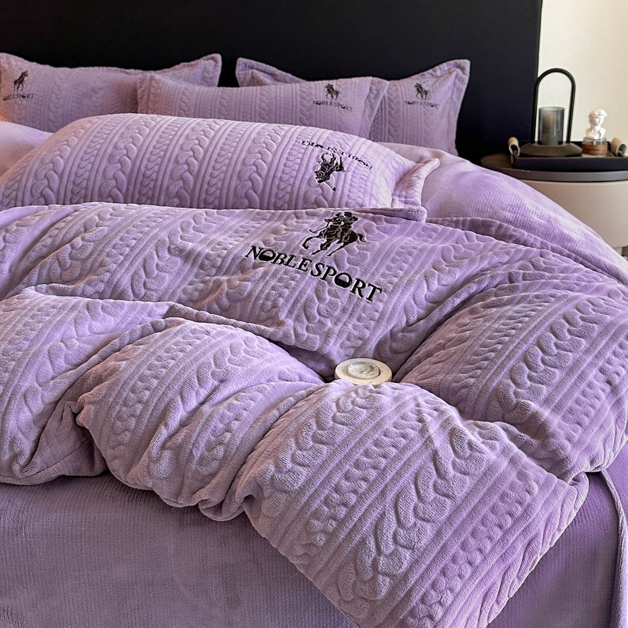 91家纺网 家纺一手货源 找家纺 爱家（原缔乐家纺） 2025新款A类牛奶雕花绒四件套 保罗-黑天鹅系列 保罗-梦幻紫