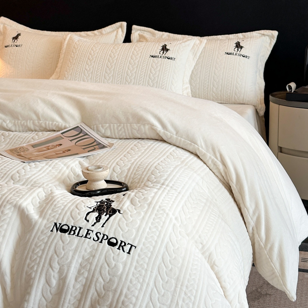 91家纺网 家纺一手货源 找家纺 爱家（原缔乐家纺） 2025新款A类牛奶雕花绒四件套 保罗-黑天鹅系列 保罗-奶昔白