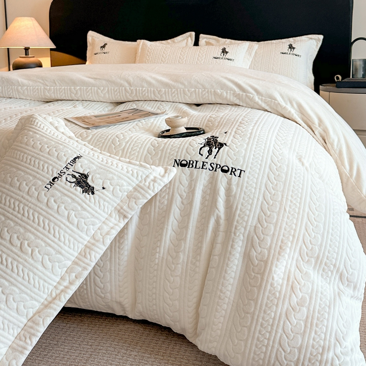 91家纺网 家纺一手货源 找家纺 爱家（原缔乐家纺） 2025新款A类牛奶雕花绒四件套 保罗-黑天鹅系列 保罗-奶昔白