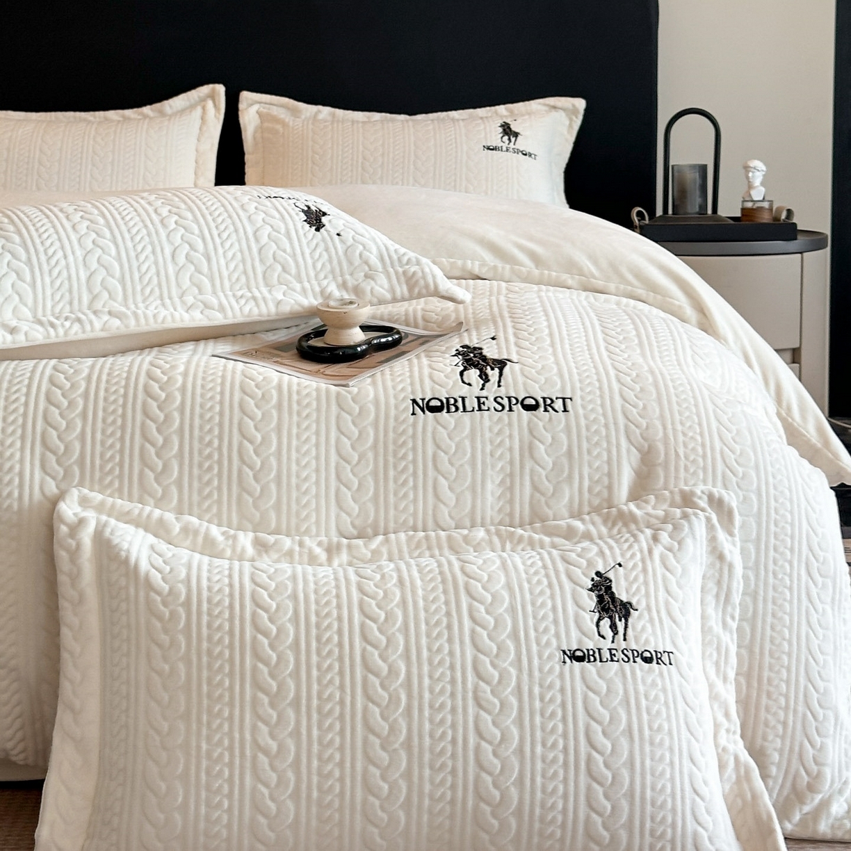 91家纺网 家纺一手货源 找家纺 爱家（原缔乐家纺） 2025新款A类牛奶雕花绒四件套 保罗-黑天鹅系列 保罗-奶昔白