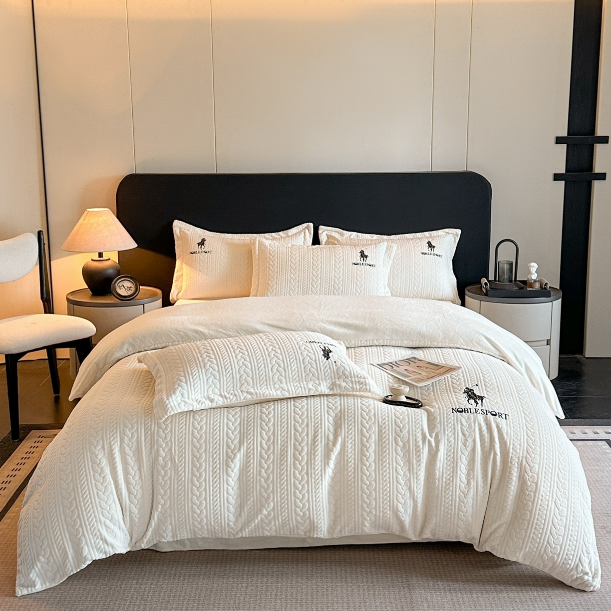 91家纺网 家纺一手货源 找家纺 爱家（原缔乐家纺） 2025新款A类牛奶雕花绒四件套 保罗-黑天鹅系列 保罗-奶昔白