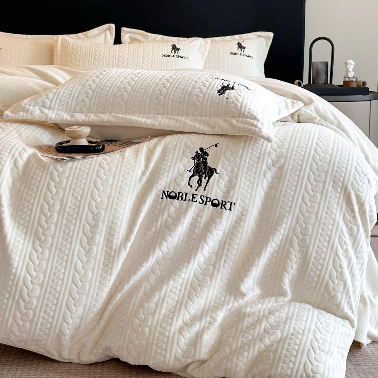 91家纺网 家纺一手货源 找家纺 爱家（原缔乐家纺） 2025新款A类牛奶雕花绒四件套 保罗-黑天鹅系列 保罗-奶昔白