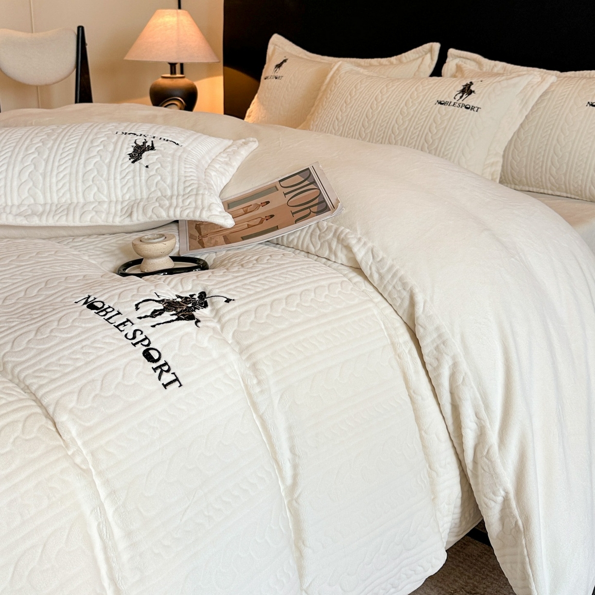 91家纺网 家纺一手货源 找家纺 爱家（原缔乐家纺） 2025新款A类牛奶雕花绒四件套 保罗-黑天鹅系列 保罗-奶昔白