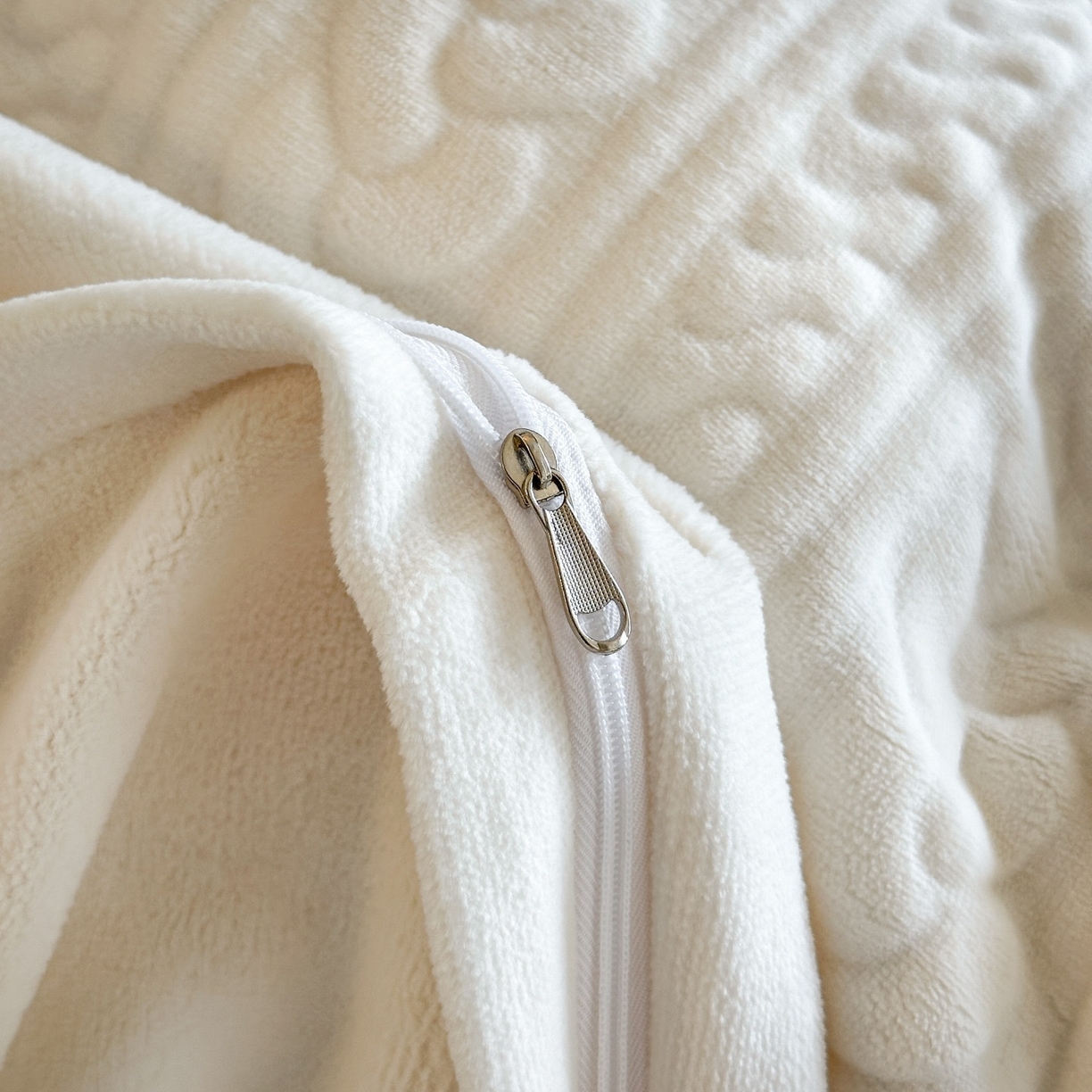 91家纺网 家纺一手货源 找家纺 爱家（原缔乐家纺） 2025新款A类牛奶雕花绒四件套 保罗-黑天鹅系列 保罗-奶昔白